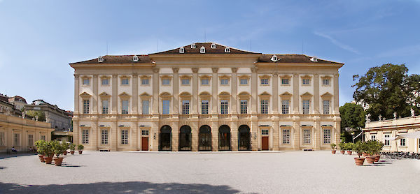 Die Südfassade des Gartenpalais Liechtenstein
entworfen von Architekt Domenico Martinelli (1650–1718), um 1700