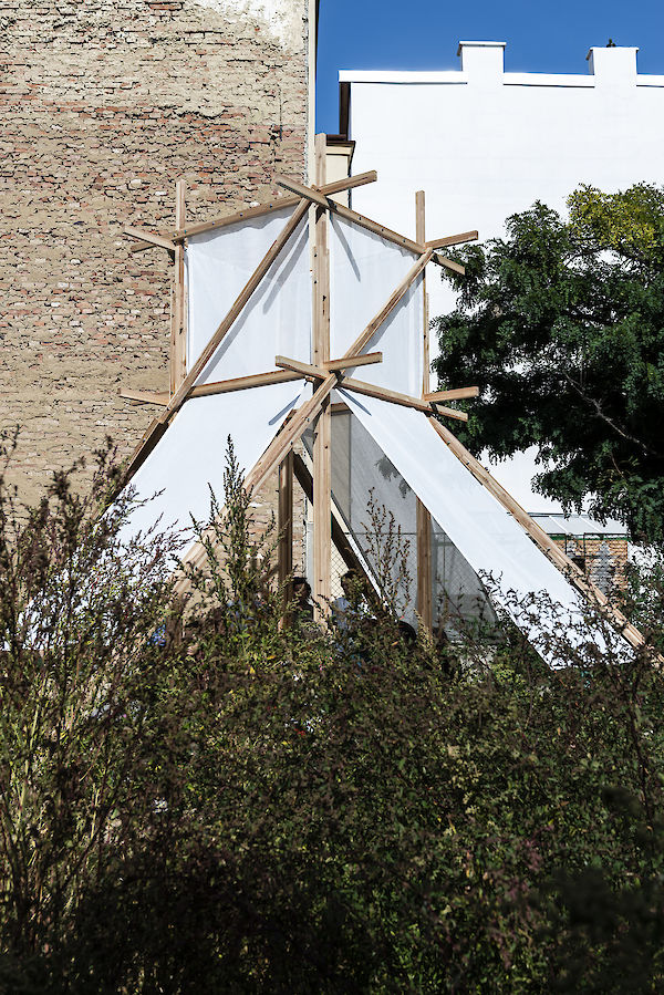 Arche - Eine Aussichtsplattform in der Baulücken-Wildnis