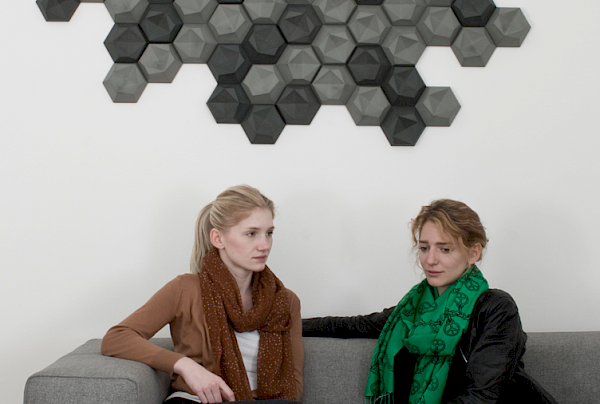Patrycja Domanska und Tanja Lightfoot vor Edgy Tiles
