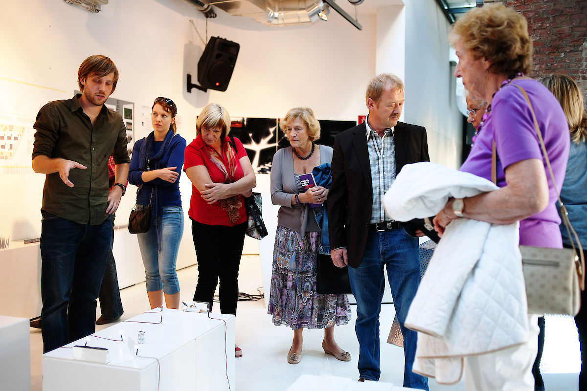 DER SCHEINWERFER II: Da-Zwischen