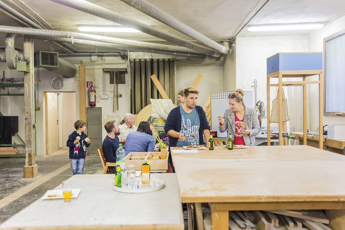 MÖBELMANUFAKTUR J.PEHACK, Sitzen, stellen, leuchten, kochen 3.10.15
