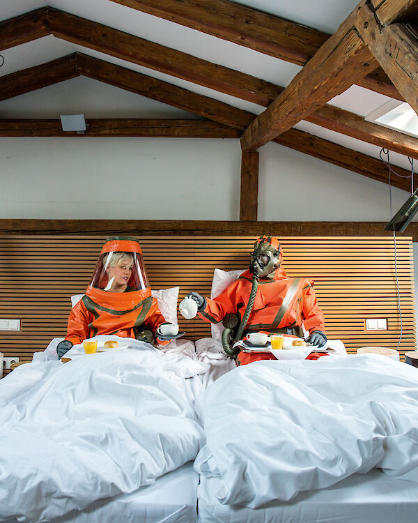 honey &amp; bunny in Schutzanzügen beim Frühstück im Bett